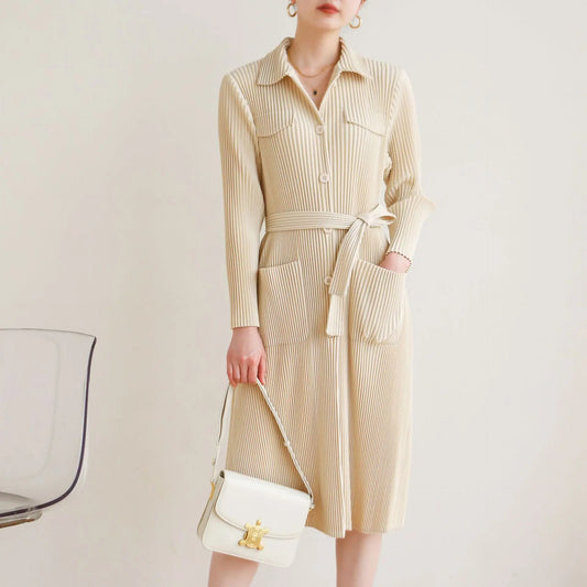 High-quality trench coat with pleated design British style casual and versatile for commuting and everyday wear  
